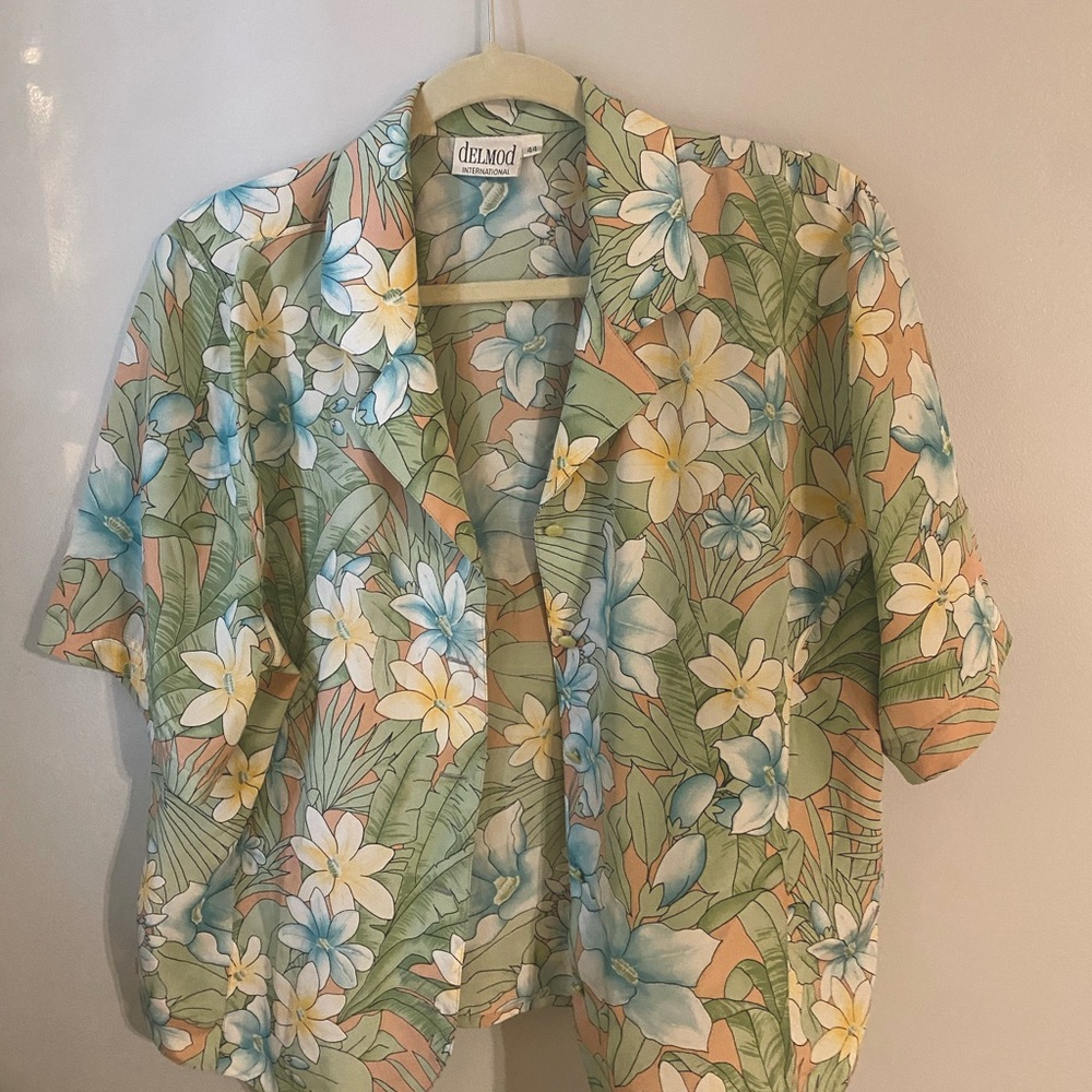 Floral blouse bought in a vintage shop in Dublin, Ireland 🌸
